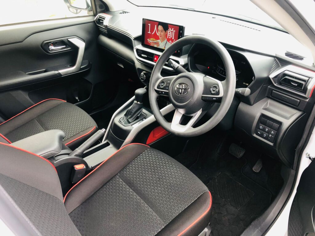 中古車トヨタ ライザRAIZAの運転席