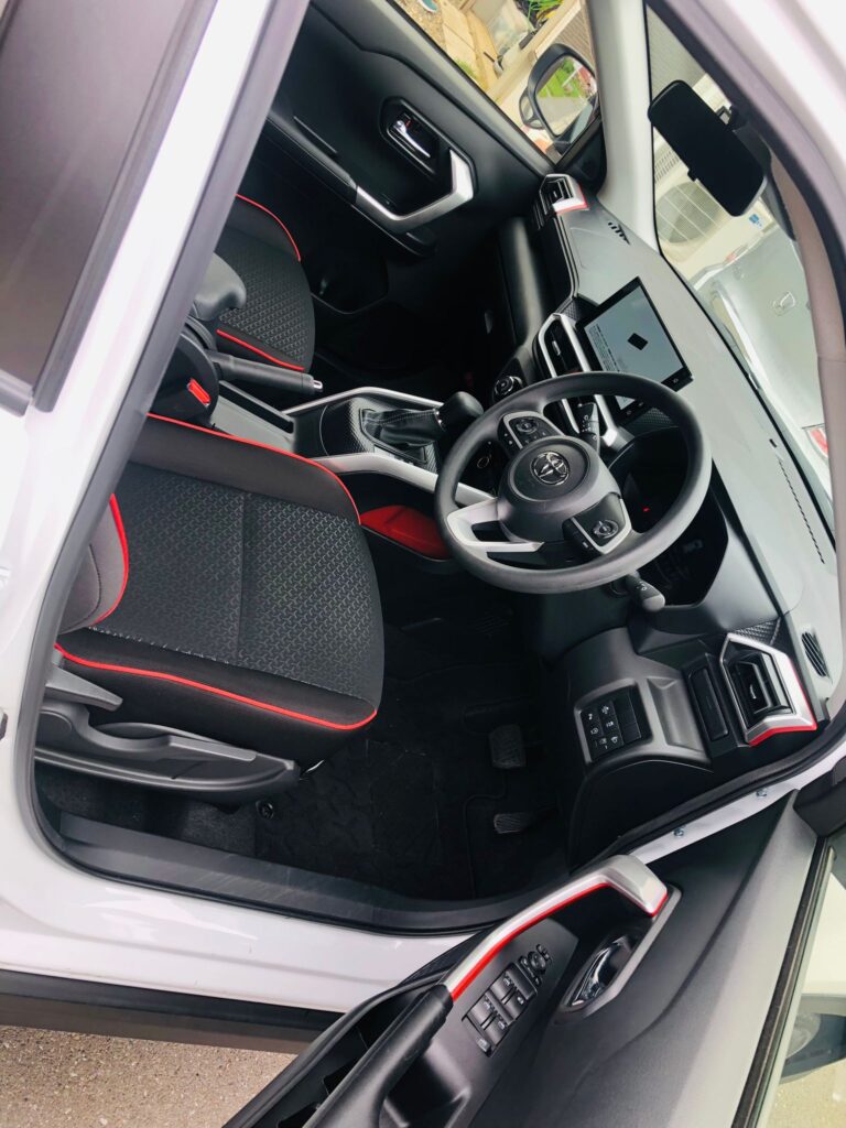 中古車トヨタ ライザRAIZAの運転席