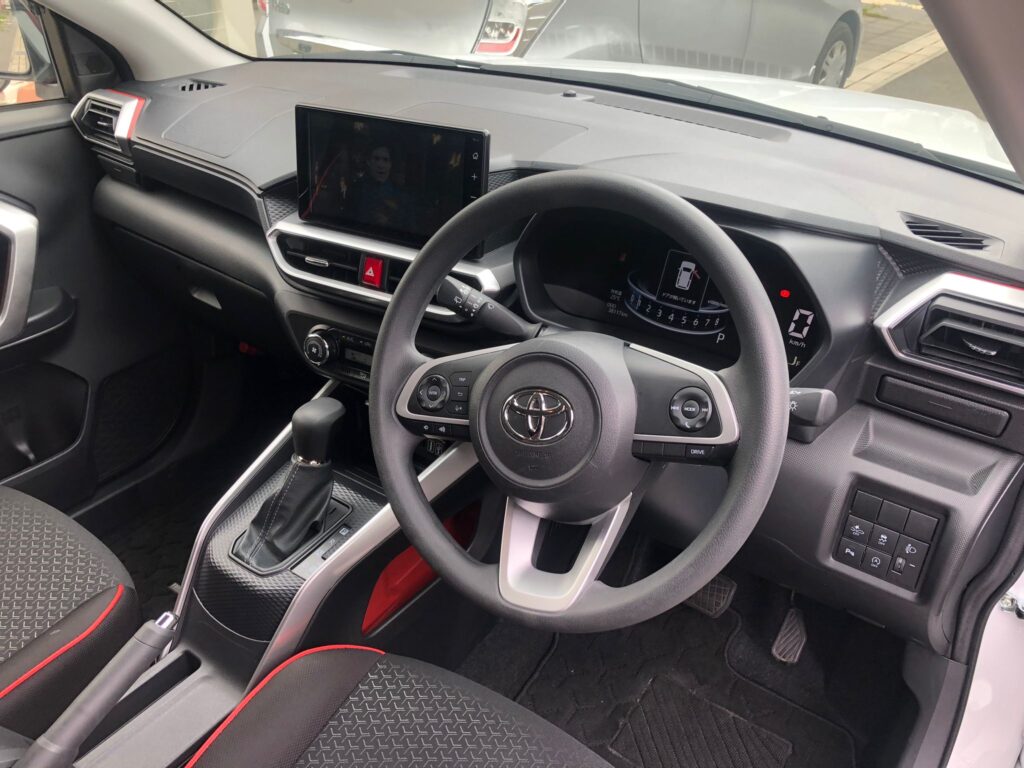 中古車トヨタ ライザRAIZAの運転席