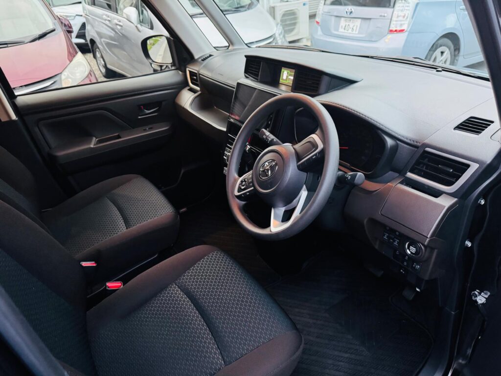 中古車トヨタ ROOMY運転席