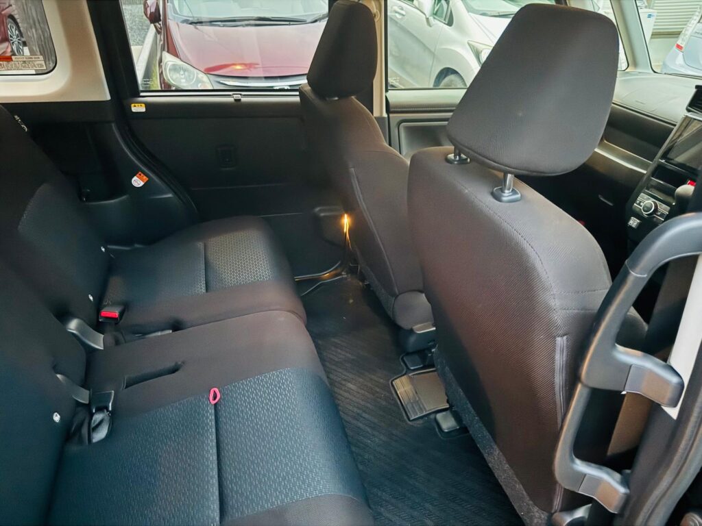 中古車トヨタ ROOMY後部座席