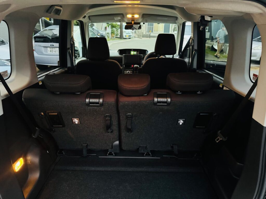 中古車トヨタ ROOMYトランク