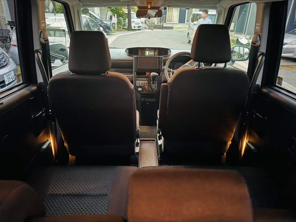 中古車トヨタ ROOMY後部座席