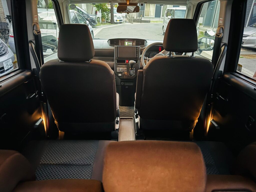 中古車トヨタ ROOMY後部座席