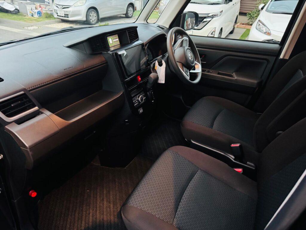 中古車トヨタ ROOMY前列