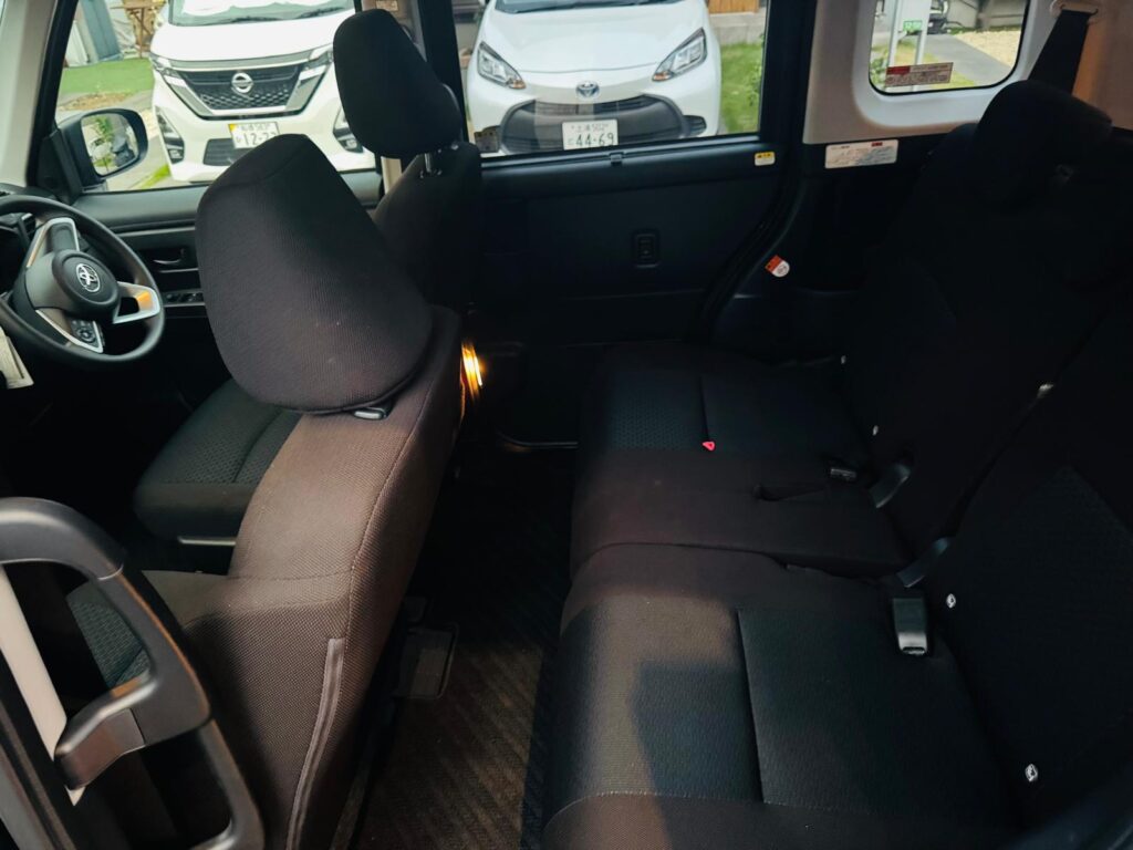 中古車トヨタ ROOMY後部座席