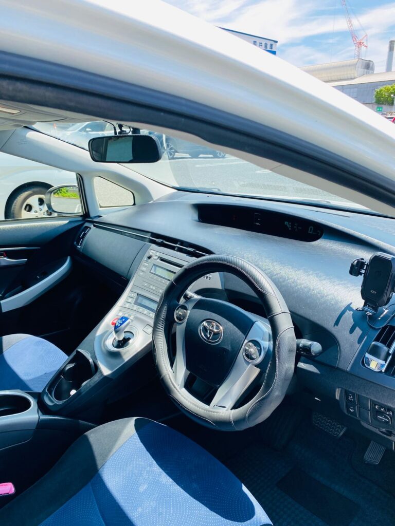 中古車　プリウス　ハイブリッド　運転席