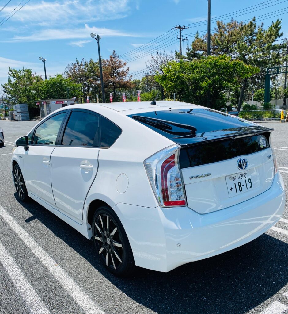 中古車　プリウス　ハイブリッド　側面