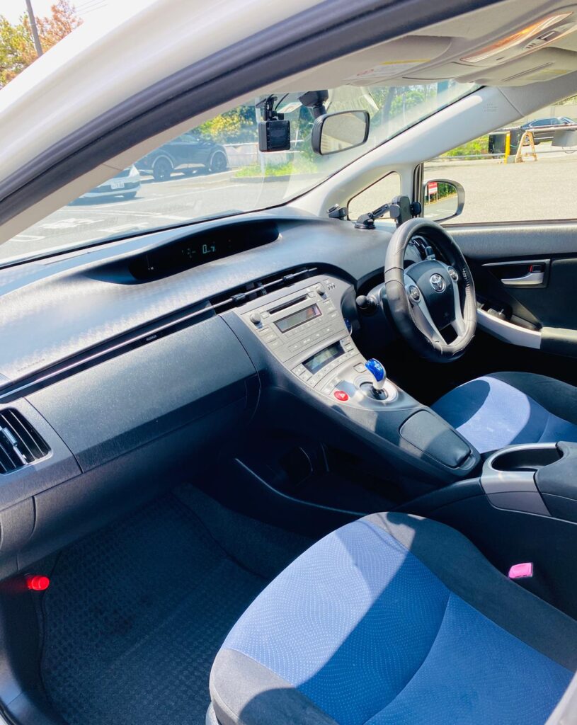 中古車　プリウス　ハイブリッド　前列