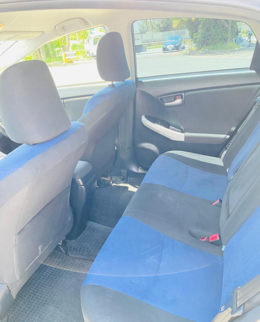 中古車　プリウス　ハイブリッド　後部座席