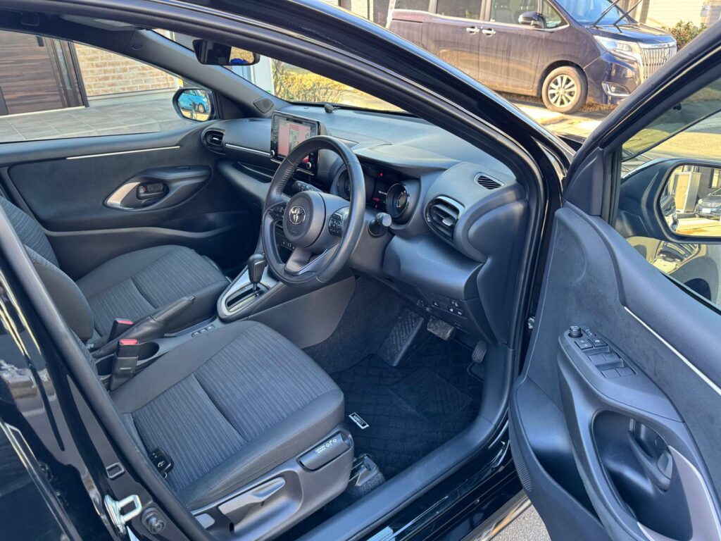 トヨタ yaris 4WD 2023年式 運転席