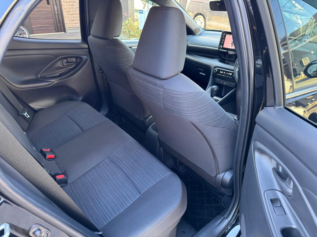 トヨタ yaris 4WD 2023年式 後部座席