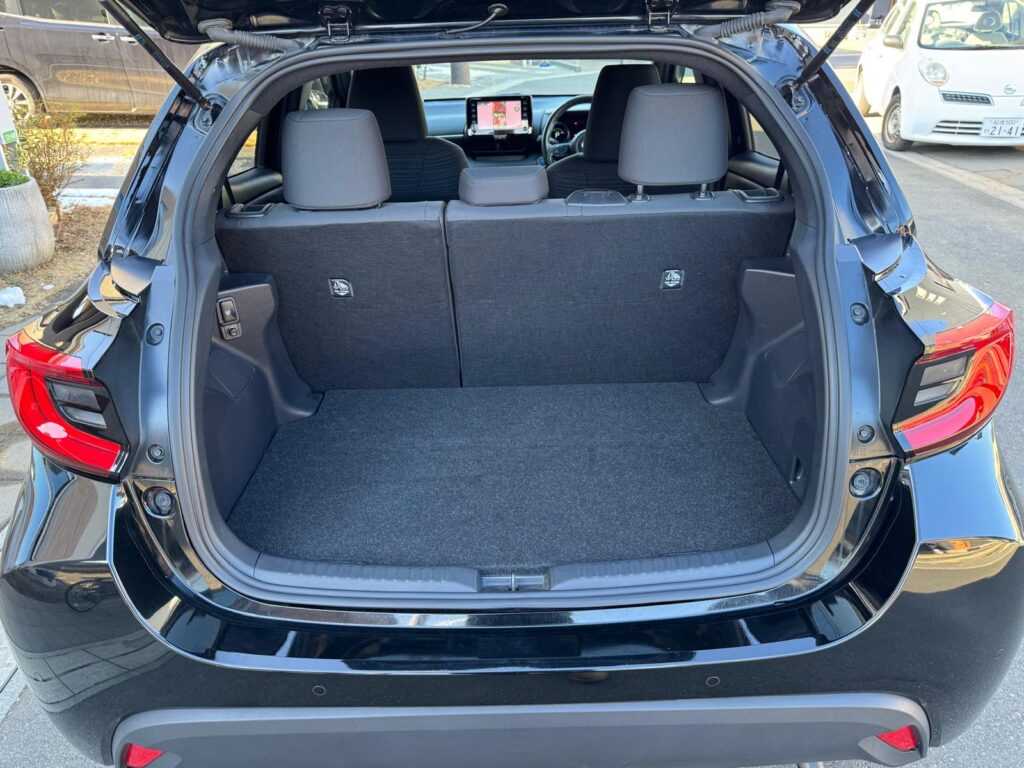 トヨタ yaris 4WD 2023年式 トランク