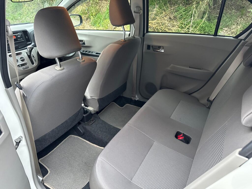中古車 ダイハツミラ 後部座席