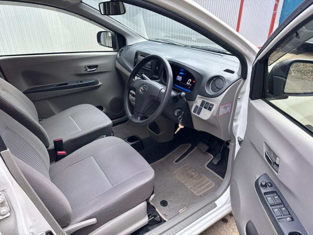 中古車 ダイハツミラ 運転席