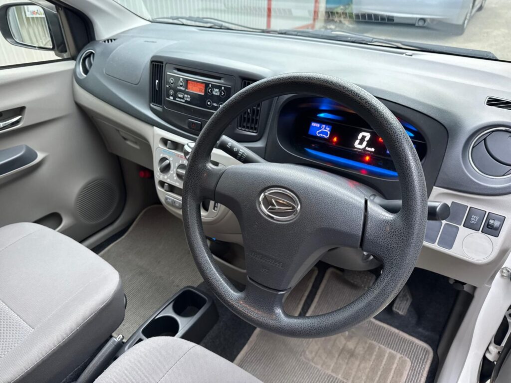 中古車 ダイハツミラ 運転席