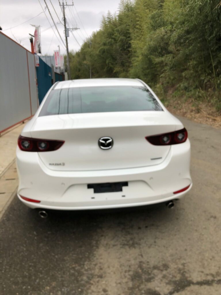 中古車　マツダ３のバック