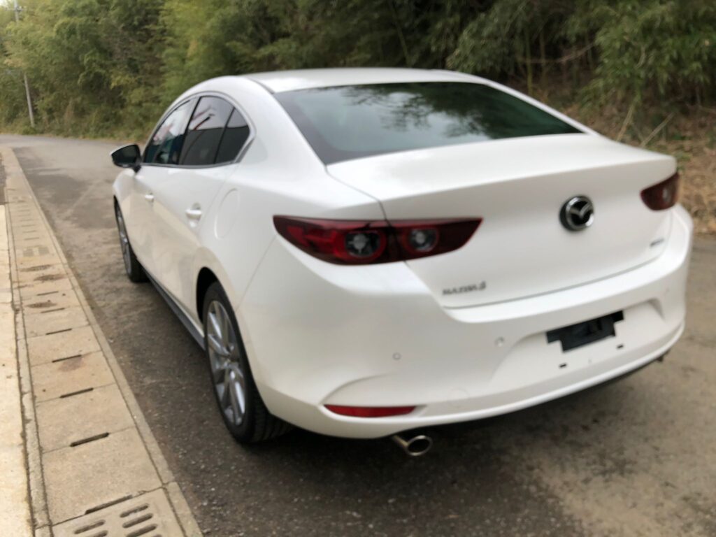 中古車　マツダ３のバック