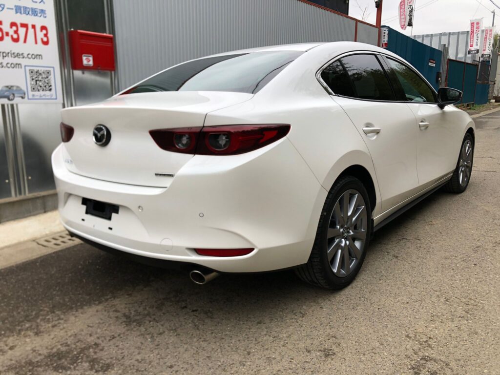 中古車　マツダ３のバック