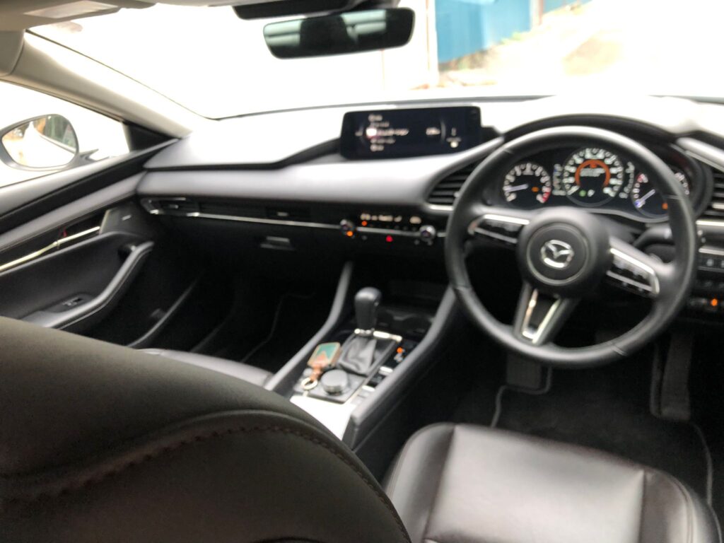 中古車　マツダ３の車内