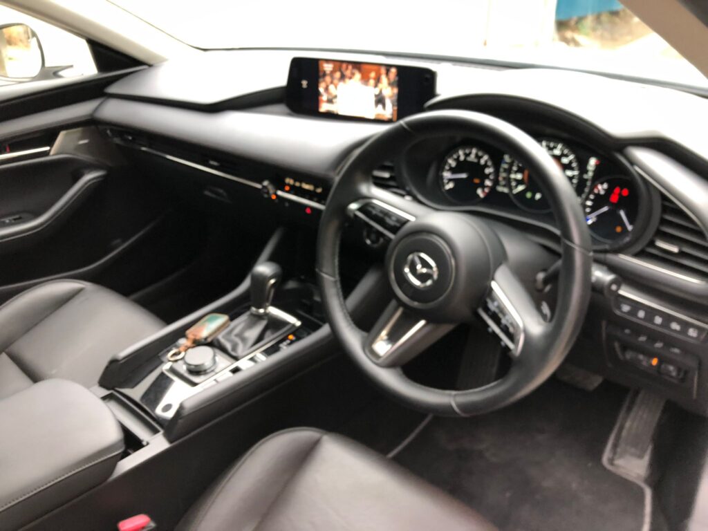 中古車　マツダ３の車内