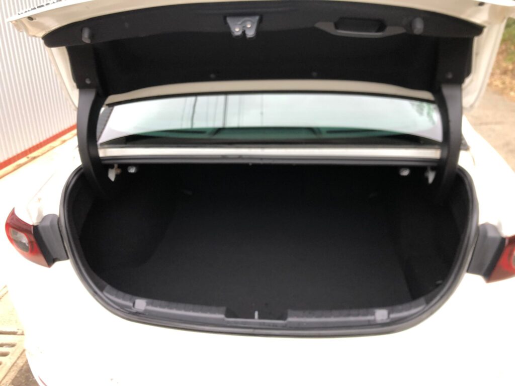 中古車　マツダ３のトランクルーム