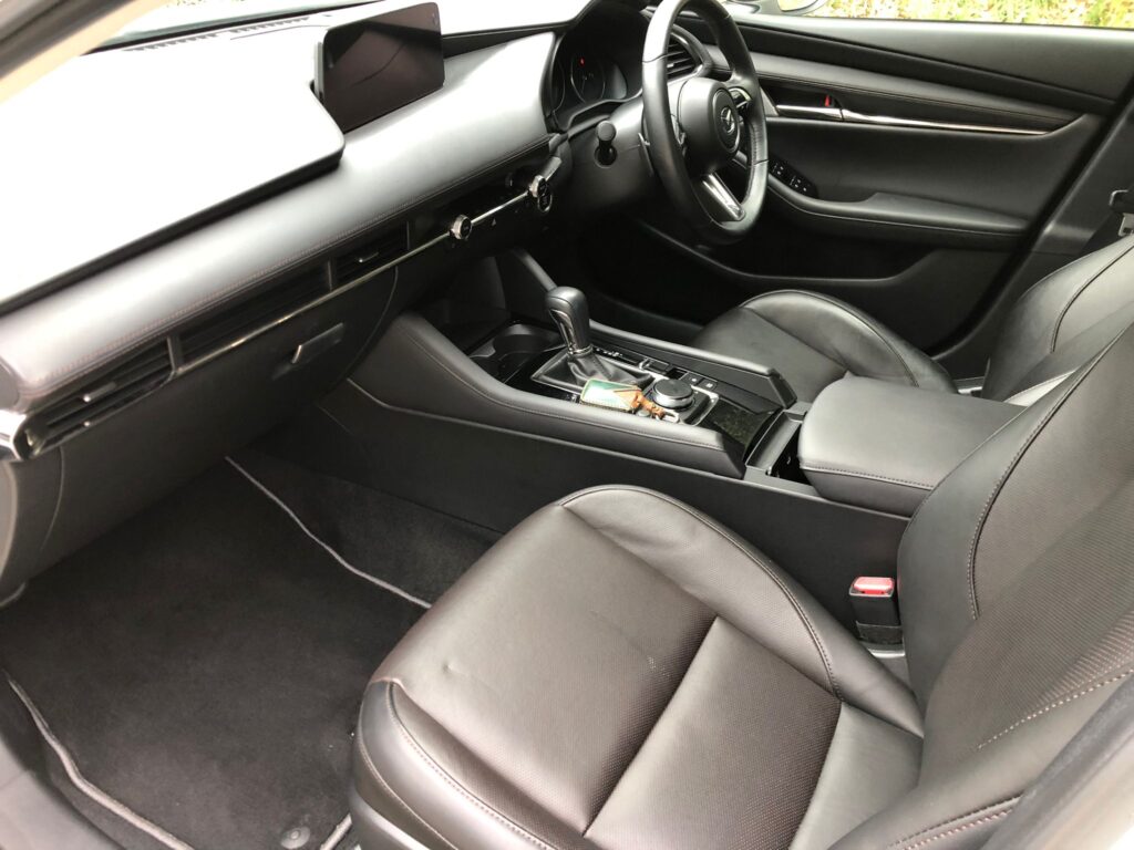 中古車　マツダ３の助手席