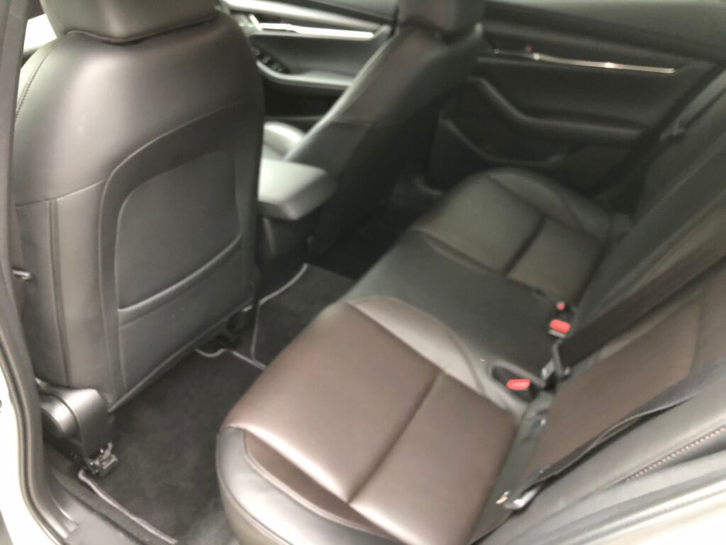 中古車　マツダ３の後部座席