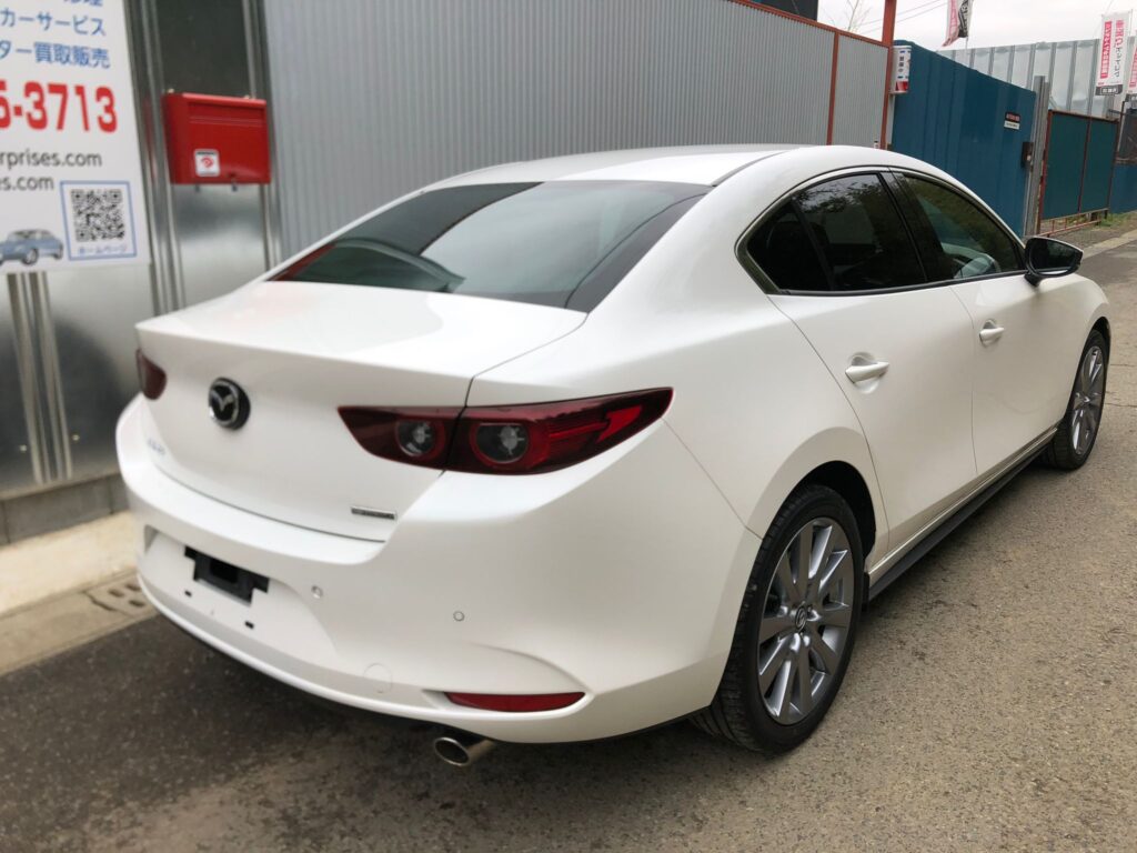中古車　マツダ３のバック