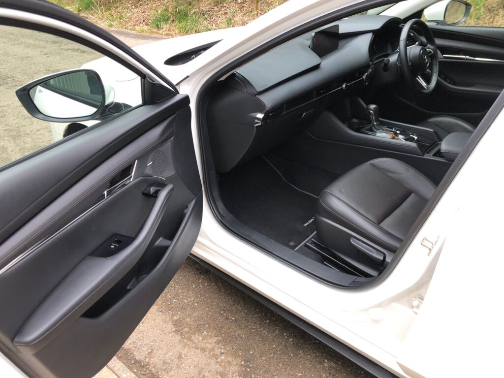 中古車　マツダ３の扉