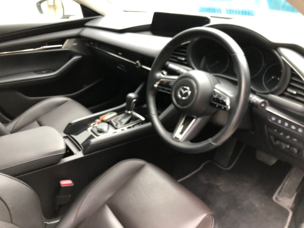 中古車　マツダ３の運転席