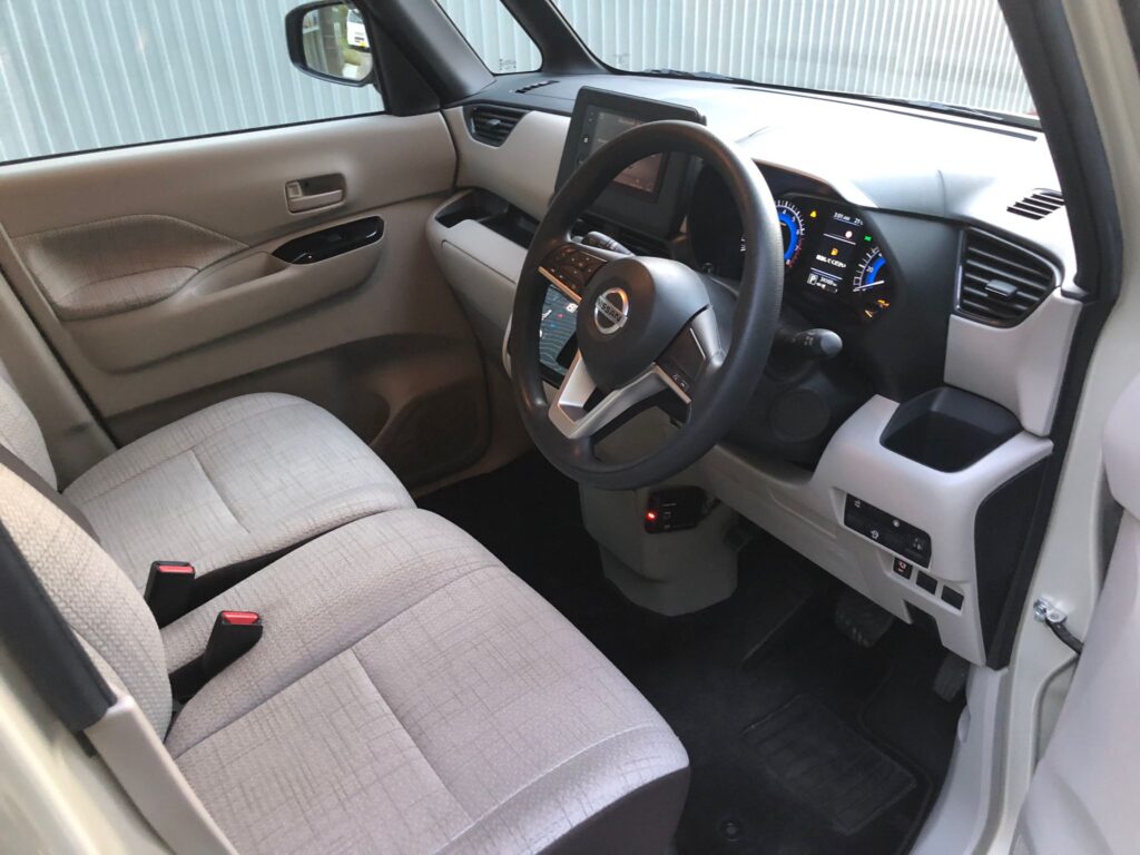 日産ルークス 運転席