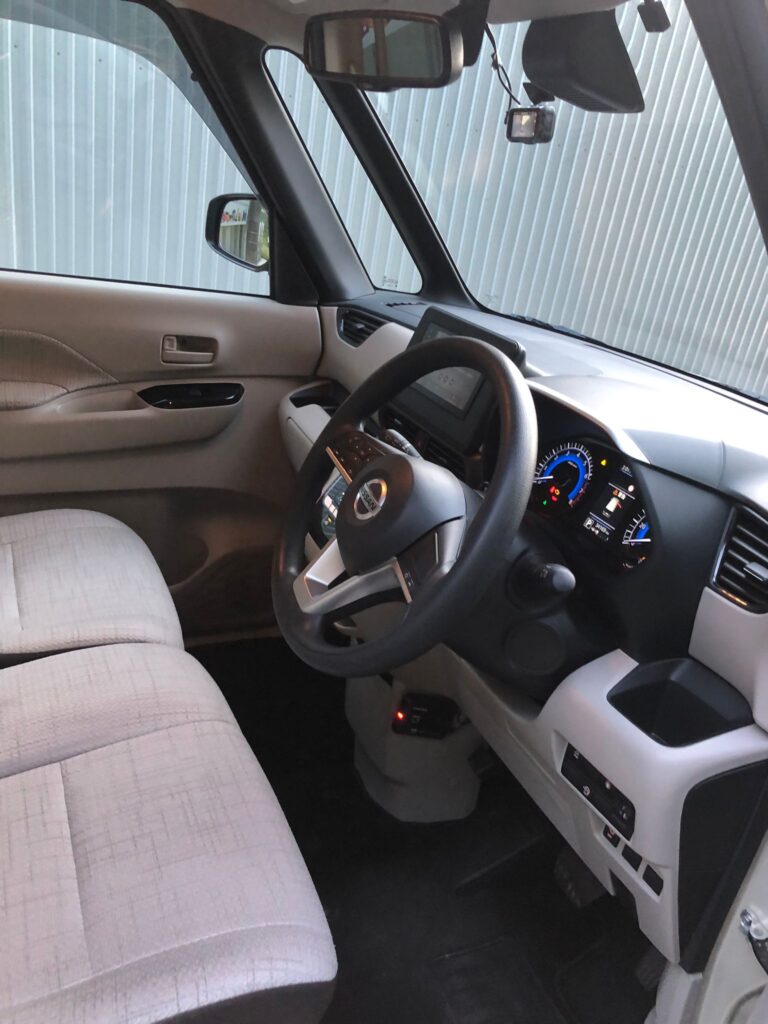 日産ルークス 運転席