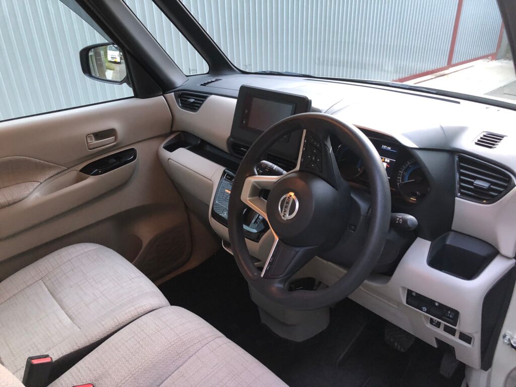 日産ルークス 運転席