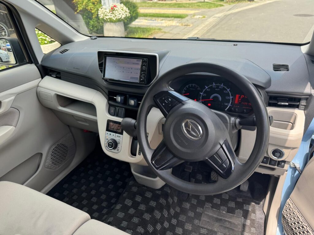 ダイハツ　ムーブ　運転席