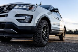 SUVのタイヤ交換を自分で行うリスクとは？重いタイヤが招く思わぬ事故